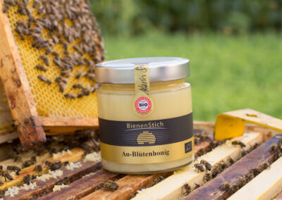 Aublütenhonig-Cremehonig-500g-Bienenstich-Honig-biologisch-bio-Waldhonig-Blütenhonig-Österreich-Wien-Manhartsbrunn-Familie-Stich-Imker-Imkerei-Produktfoto-Biene-1