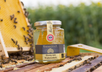 Honig-mit-Wabe-Bienenstich-Honig-biologisch-bio-Waldhonig-Blütenhonig-Österreich-Wien-Manhartsbrunn-Familie-Stich-Imker-Imkerei-Produktfoto-Biene-1