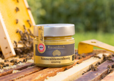 Sonnenblumenhonig-Cremehonig-250g-Bienenstich-Honig-biologisch-bio-Waldhonig-Blütenhonig-Österreich-Wien-Manhartsbrunn-Familie-Stich-Imker-Imkerei-Produktfoto-Biene-1